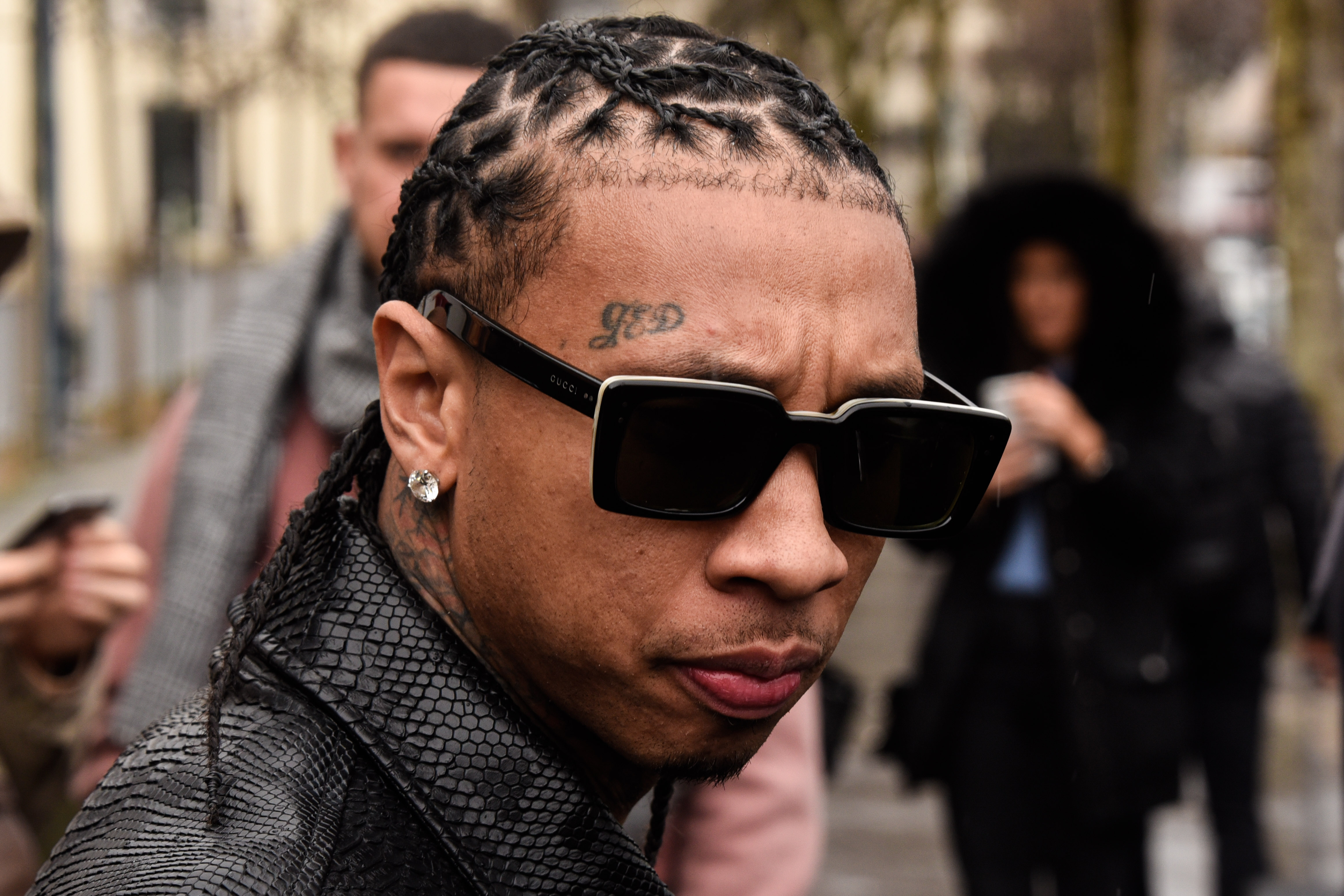 Американский рэпер пса. Раким американский рэпер. Девушка рэпера Tyga. Рэпер с рогами. РЭПЕРЫ С серьгами.